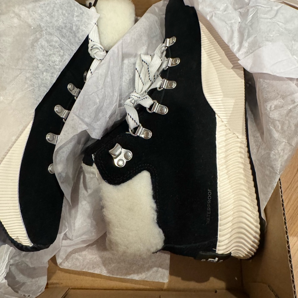 Sorel Out and About Conquest III. Black/Sea Salt. 9.5 Waterproof